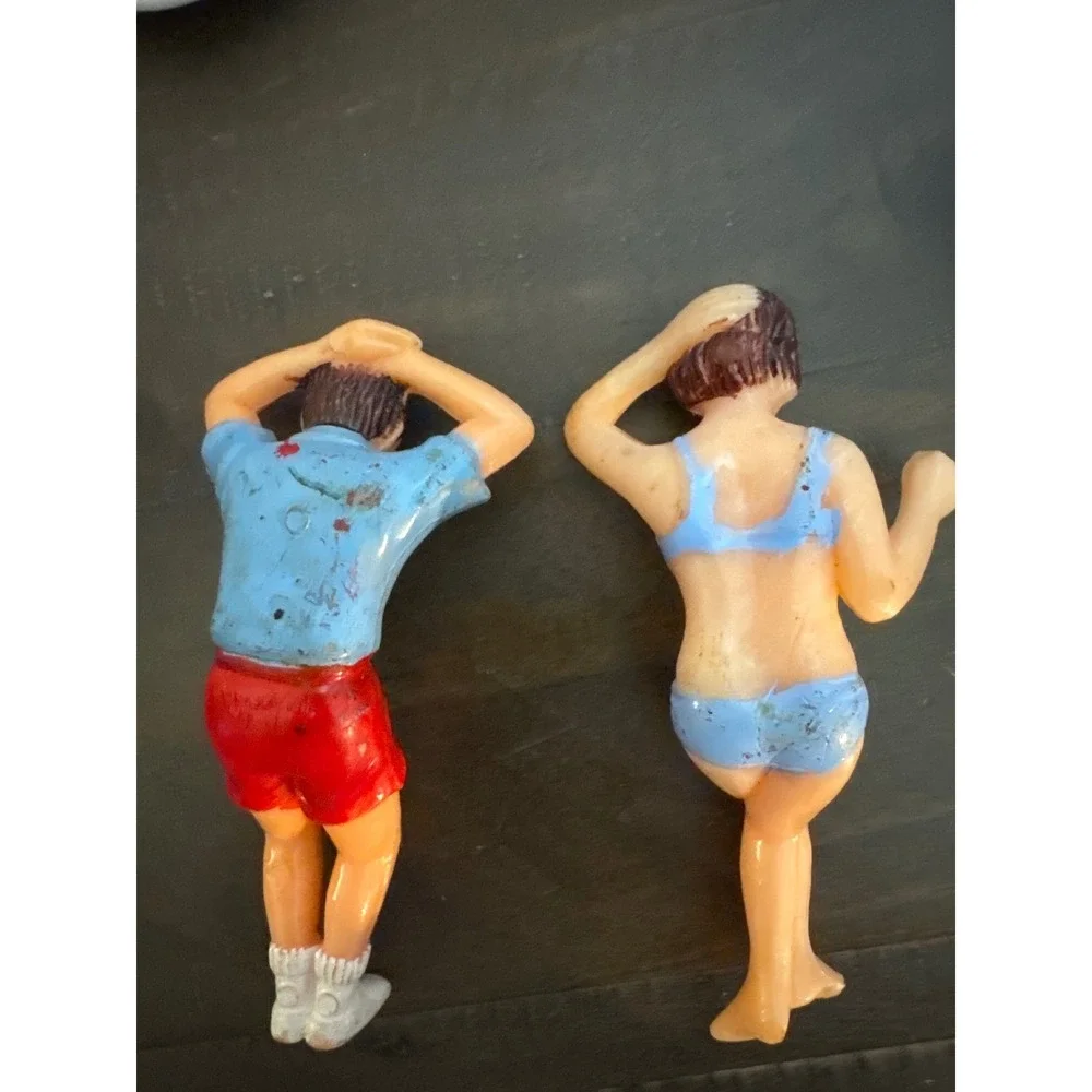 Vintage Plastic Cake Topper Set Sunbathing Couple Beach Summer Mid Century Decor